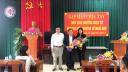 cha mẹ hs tặng quà.jpg - 