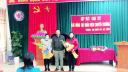 phu huynh tang qua.jpg - 